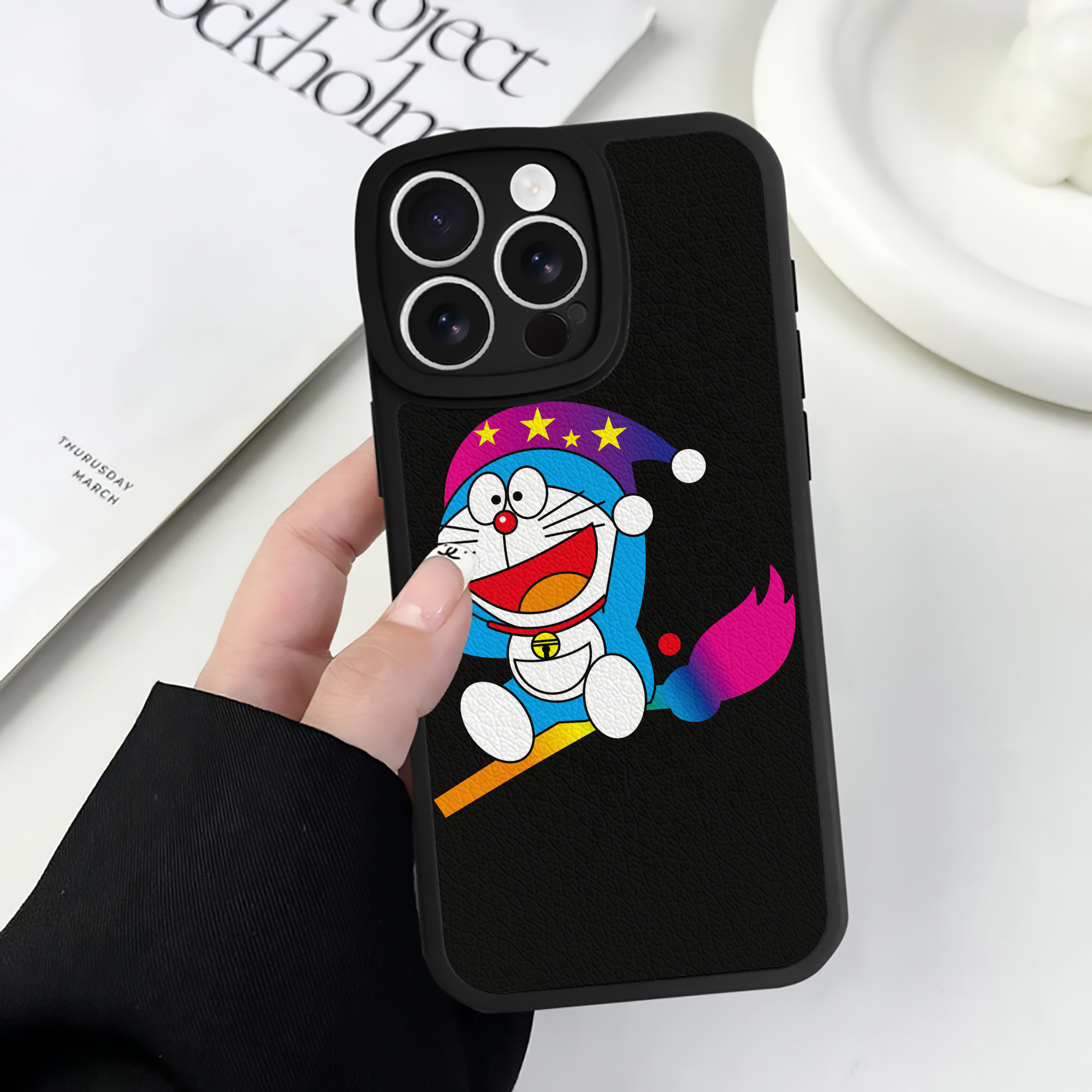 （画像用） ドラえもん Doraemon 【iPhone 16シリーズ対応】シリコンスマホケース（レザー調） 材質：シリコン